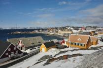 Nuuk, capital da Groelândia, em um dia frio e ensolarado de primavera